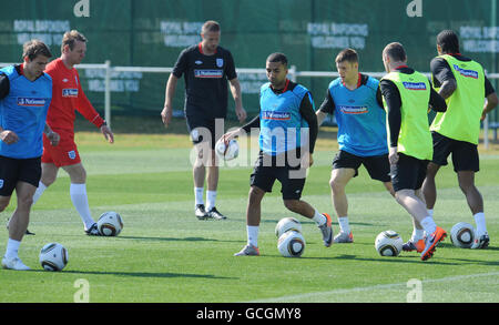 Englands Aaron Lennon (Mitte) und Jamers Milner (dritte rechts) während Englands erster Trainingseinheit im Royal Bafokeng Sportkomplex, Rustenburg, Südafrika. Stockfoto