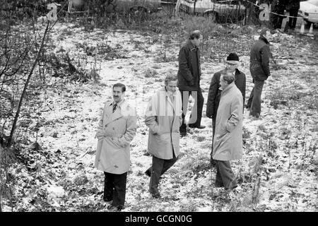 Die stellvertretende Chefkonstellentin Leslie Emment (links) und der stellvertretende Generalkonstellant Jim Hobson, der neue Leiter der "Ripper-Truppe", diskutierten den Fall am Ort des jüngsten Mordes in Leeds. Stockfoto