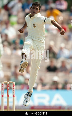 Cricket - npower Second Test - Tag 1 - England gegen Bangladesch - Old Trafford. Bangladeshs Shafiul Islam feiert die Entlässt des englischen Kapitäns Andrew Strauss beim zweiten Test in Old Trafford, Manchester. Stockfoto