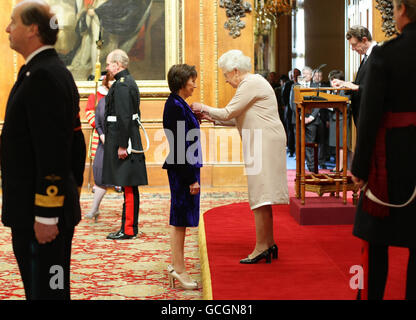 Die Direktorin von BBC Wales, Menna Richards, aus Llandaff, wird von der britischen Königin Elizabeth II. Während einer Investiturfeier im Waterloo Chamber in Windsor Castle, Windsor, Berkshire, zur OBE für den Rundfunk gemacht. Stockfoto