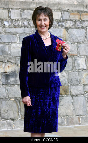 Die Direktorin von BBC Wales, Menna Richards, aus Llandaff, nachdem sie von der britischen Königin Elizabeth II. Während einer Investiturzeremonie im Waterloo Chamber im Windsor Castle, Windsor, Burkshire, zur OBE für Rundfunkdienste ernannt wurde. Stockfoto