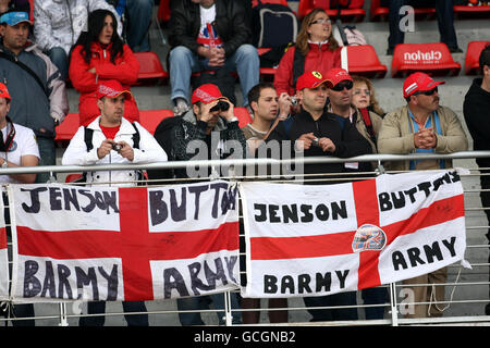 Fans an den Ständen zeigen ihre Unterstützung für Jenson Button während der Trainingseinheit auf dem Catalunya Circuit, Barcelona. Stockfoto