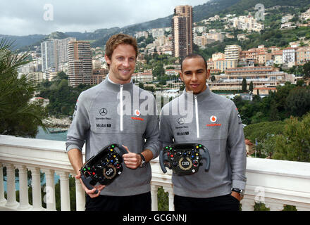 Die McLaren-Piloten Jenson Button und Lewis Hamilton posieren mit ihren mit Diamanten besetzten Lenkrädern in Monaco in der Villa la Vigie bei Monaco. Stockfoto