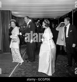 Königin Elizabeth II, links, wird von ihrer Schwester Prinzessin Margaret und dem Earl of Snowdon, rechts, für die Royal Film Performance Präsentation von West Side Story gefolgt. Stockfoto