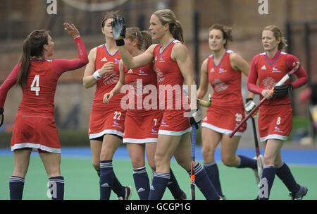 Die britische Crista Cullen feiert ihr erstes Tor während des Testmatches im Bisham Abbey National Sports Center. Stockfoto