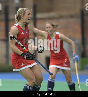 Der britische Crista Cullen feiert das Tor aus einer Elfmeterecke während des Testmatches im Bisham Abbey National Sports Center. Stockfoto