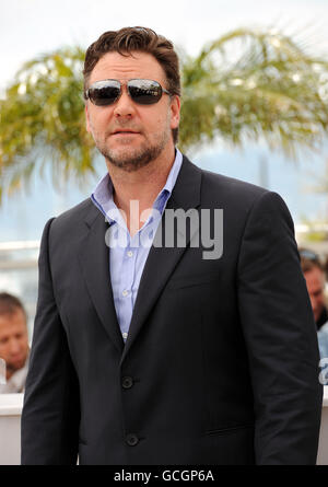 Russell Crowe bei einem Fotocall für Robin Hood in Cannes, Frankreich. Der Titel wird das Filmfestival von Cannes eröffnen, da es aus dem Wettbewerb ausgestrahlt wird. DRÜCKEN Sie VERBANDSFOTO. Bilddatum: Mittwoch, 12. Mai 2010. Crowe, der die Titelrolle spielt, hat sich erneut mit Gladiator-Regisseur Sir Ridley Scott für die Nacherzählung des Mythos zusammengetan, der außer Konkurrenz läuft. Blanchett ist als Marian Co-Stars. Siehe PA Story SHOWBIZ Cannes. Bildnachweis sollte lauten: Fiona Hanson/PA Wire Stockfoto