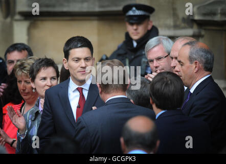 Der ehemalige Außenminister David Miliband wird von Unterstützern begleitet, als er eine Erklärung seiner Absicht abgibt, als Kandidat für die Führung der Labour Party vor den Houses of Parliament in Westminster, London, zu kandidieren. Stockfoto