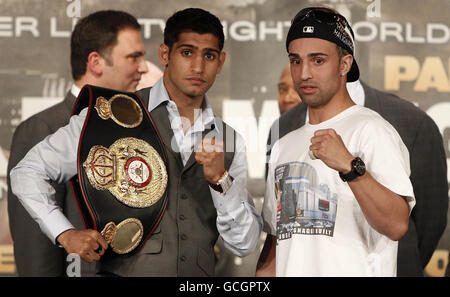 Der britische Amir Khan und der US-amerikanische Paulie Malignaggi (rechts) posieren während der Pressekonferenz in der Theaterlobby im Madison Square Garden, New York City, USA. Stockfoto