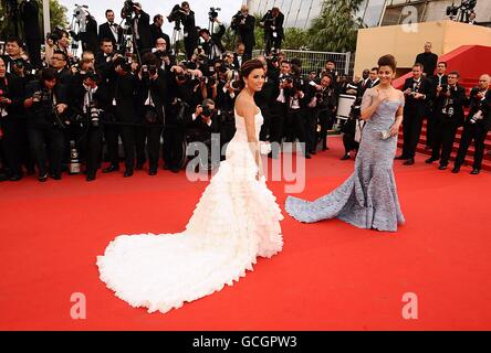 Eva Longoria-Parker und das indische Model Aishwarya Rai kommen zur offiziellen Robin Hood Vorführung im Palais de Festival während der 63. Filmfestspiele von Cannes, Frankreich. Stockfoto