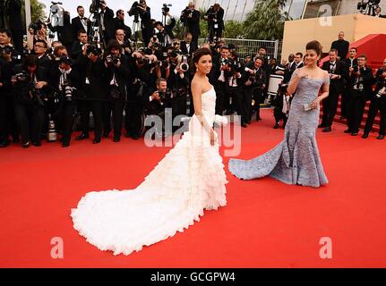 Eva Longoria-Parker und das indische Model Aishwarya Rai kommen zur offiziellen Robin Hood Vorführung im Palais de Festival während der 63. Filmfestspiele von Cannes, Frankreich. Stockfoto