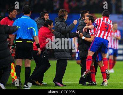 Diego Forlan im Atletico Madrid (zweite rechts) Feiert mit seinen Teamkollegen nach dem Tor seiner Seite das erste Tor Stockfoto