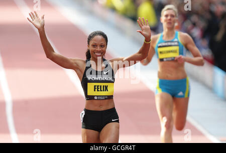 Allyson Felix, die US-Amerikanerinnen, feiert den Sieg der 200-m-Frauen bei den BUPA Great CityGames 2010 in Manchester. Stockfoto