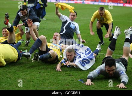 Die Spieler von Oxford United feiern den Gewinn der Blue Square Premier League Play-Off-Finale Stockfoto