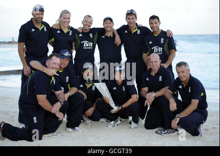 England Head Coach Andy Flower (unten, Dritter von rechts) und sein Team aus Backroom-Mitarbeitern posieren mit der ICC World Twenty20 Trophy im Teamhotel Bridgetown, Barbados. Stockfoto