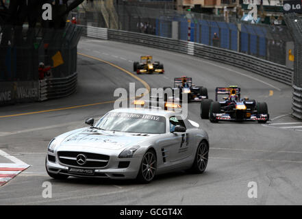 Der Mercedes-Benz SLS AMG F1 Safety Car 2010 führt Red Bull-Fahrer Mark Webber und die übrigen Fahrer während des Grand Prix von Monaco auf dem Circuit de Monaco, Monte Carlo, durch die Rennstrecke. Stockfoto