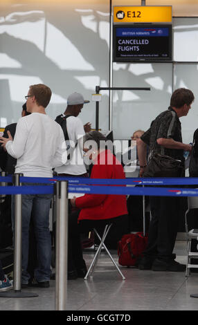 Vulkanische Asche verursacht Reiseunterbrechungen. Passagiere stehen im Terminal 5 des Flughafens Heathrow in der Warteschlange, nachdem die Flugplätze in Großbritannien heute wieder durch Vulkanasche geschlossen wurden. Stockfoto