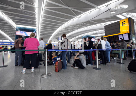 Vulkanische Asche verursacht Reiseunterbrechungen. Passagiere stehen im Terminal 5 des Flughafens Heathrow in der Warteschlange, nachdem die Flugplätze in Großbritannien heute wieder durch Vulkanasche geschlossen wurden. Stockfoto