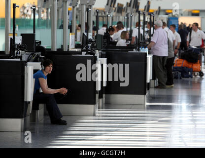 Vulkanische Asche verursacht Reiseunterbrechungen. Passagiere stehen im Terminal 5 des Flughafens Heathrow in der Warteschlange, nachdem die Flugplätze in Großbritannien heute wieder durch Vulkanasche geschlossen wurden. Stockfoto