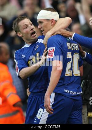 Fußball - Coca-Cola Football League One - Play Off Halbfinale - zweites Bein - Milwall gegen Huddersfield Town - The New Den. Steve Morison von Millwall (rechts) feiert das erste Tor des Spiels mit seinem Teamkollegen Neil Harris (links) Stockfoto