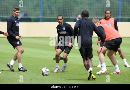 Steven Gerrard (links) und Theo Walcott (Mitte) während des Trainings in der ATV Arena, Irdning, Österreich. Stockfoto