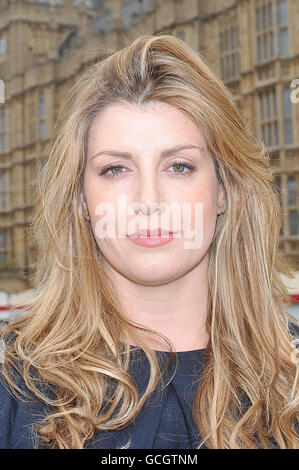 Der konservative Abgeordnete für Portsmouth North, Penny Mordaunt vor den Houses of Parliament im Zentrum von London. Stockfoto