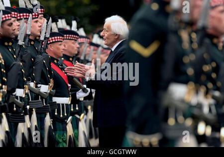 Lord High Commissioner Lord Wilson, der die Church of Scotland General Assembly eröffnen wird, inspiziert das 4. Bataillon der Highlanders, das Royal Regiment of Scotland, als er im Palace of Holyroodhouse in Edinburgh ankommt. Stockfoto