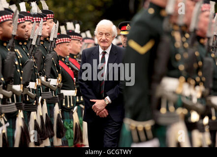 Lord High Commissioner Lord Wilson, der die Church of Scotland General Assembly eröffnen wird, inspiziert das 4. Bataillon der Highlanders, das Royal Regiment of Scotland, als er im Palace of Holyroodhouse in Edinburgh ankommt. Stockfoto