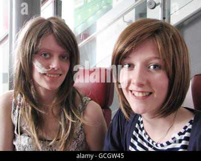 Die Krebspatientin Becca Connolly, 16, (rechts) aus Consett, County Durham, und Hanna Schweppe, 15, aus Newcastle, eine Krebspatientin, die sich jetzt in Remission befindet, während der Eröffnung einer 15. Teenage Cancer Trust (TCT)-Einheit in Newcastle, die offiziell von der Herzogin von York eröffnet wurde. Stockfoto