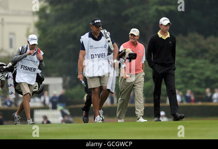 Südafrikas Ernie Els (zweite rechts) und Wales' Rhys Davies (rechts) laufen während der BMW PGA Championship im Wenworth Golf Club, Surrey, am ersten Loch entlang. Stockfoto