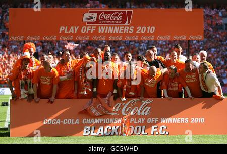 Fußball - Coca-Cola Football League Championship - Play Off Final - Blackpool / Cardiff City - Wembley Stadium. Das Blackpool-Team feiert ihre Beförderung Stockfoto