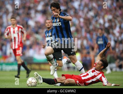 Fußball - UEFA Champions League - Finale - Bayern München / Inter Mailand - Santiago Bernabeu. Inter Mailands Alberto Diego Milito (Mitte) und Bayern Münchens Martin Gaston Demichelis (rechts) kämpfen um den Ball Stockfoto