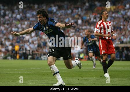 Fußball - UEFA Champions League - Finale - Bayern München / Inter Mailand - Santiago Bernabeu. Alberto Diego Milito von Inter Mailand feiert das erste Tor seiner Seite Stockfoto