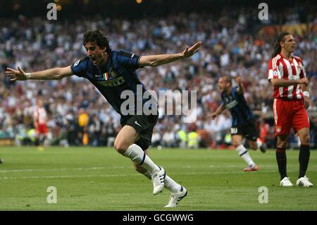 Fußball - UEFA Champions League - Finale - Bayern München / Inter Mailand - Santiago Bernabeu. Alberto Diego Milito von Inter Mailand feiert das erste Tor seiner Seite Stockfoto