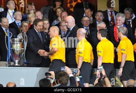 Fußball - UEFA Champions League - Finale - Bayern München / Inter Mailand - Santiago Bernabeu. Schiedsrichter Howard Webb (Mitte) sammelt nach dem Spiel seine Medaille vom UEFA-Präsidenten Michel Platini (links) ein Stockfoto