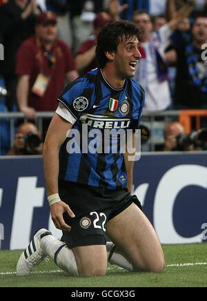 Alberto Diego Milito von Inter Mailand feiert das erste Scoring seiner Seiten Ziel des Spiels Stockfoto