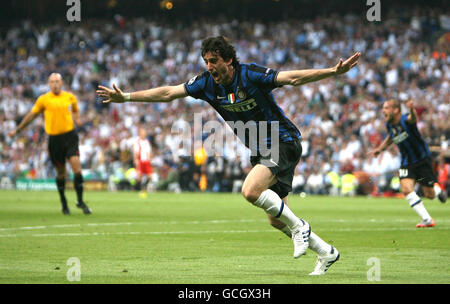 Fußball - UEFA Champions League - Finale - Bayern München / Inter Mailand - Santiago Bernabeu. Alberto Diego Milito von Inter Mailand feiert das erste Tor seiner Seite Stockfoto