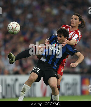 Fußball - UEFA Champions League - Finale - Bayern München / Inter Mailand - Santiago Bernabeu. Der FC Bayern München kämpft mit Daniel van Buyten (rechts) und Alberto Diego Milito (links) von Inter Mailand um den Ball Stockfoto