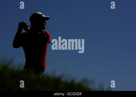 Golf - BMW PGA Championship 2010 - Tag vier - Wentworth Golf Club. Schwedens Peter Hanson schlägt sich am 2. Loch ab Stockfoto