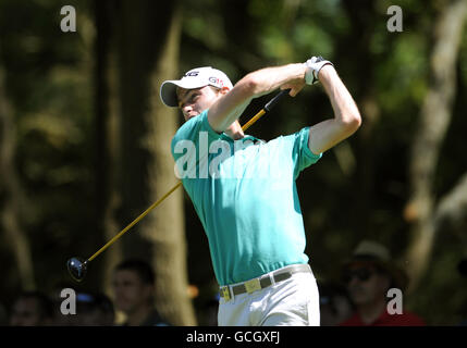 Golf - BMW PGA Championship 2010 - Tag vier - Wentworth Golf Club. Der walisische Rhys Davies schlägt sich während der BMW PGA Championship im Wentworth Golf Club, Surrey, am 6. Loch ab. Stockfoto