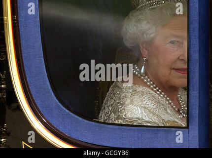 Königin Elizabeth II kehrt nach der Eröffnung des Parlaments in Westminster, London, in den Houses of Parliament zum Buckingham Palace zurück. Stockfoto