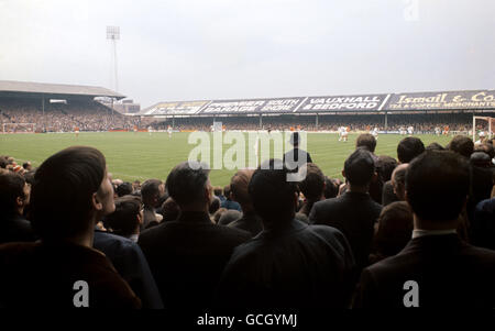 Fans sehen Spielaktionen zwischen Blackpool und West Bromwich Albion an der Bloomfield Road Stockfoto