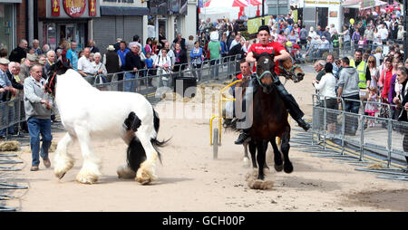 Pferdehändler zeigen ihre Tiere in der Hauptstraße von Ballyclare, Co Antrim, im Rahmen des Ballyclare May Fair Festival, einem lokalen Brauch aus dem Jahr 1756. Stockfoto