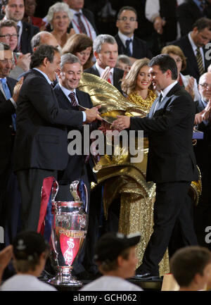 Der Präsident von Barcelona, Joan Laporta (rechts), erhält seine Medaille und sein Zertifikat vom UEFA-Präsidenten Michel Platini vor der Trophäenübergabe nach dem Spiel. Stockfoto