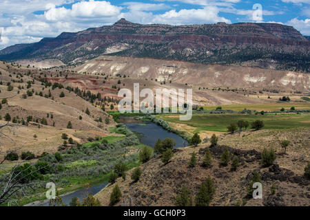 John Day Wild and Scenic River in der Nähe das Quellgebiet in der Erdbeere Mountain Range in Oregon. Der Fluss ist der längste frei fließenden Fluss ohne Dämme in den Zustand und die Wasserscheide unterstützt eines der größten verbleibenden Populationen wild Chinook Lachs und Steelhead im Columbia Basin. Stockfoto