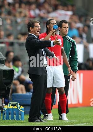 England-Manager Fabio Capello (links) schreit Anweisungen aus der Touchline Als Glen Johnson (Mitte) einen Drink nimmt Stockfoto