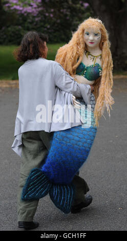 Die Textilkünstlerin Alison Murray trägt eine gestrickte Meerjungfrau namens Syrene als Teil der gestrickten Seeszene „über und unter den Wellen“ beim Appledore Festival in North Devon. Stockfoto