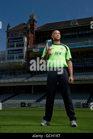 Cricket - Surrey Pressekonferenz - Andrew Symonds Ankunft. Andrew Symonds von Surrey CCC posiert im neuen Twenty 20 Shirt im Brit Oval Stockfoto