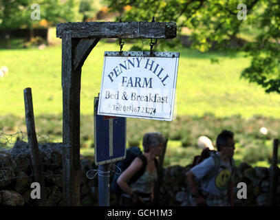 Eine Gruppe von Wanderern gehen die Gasse in der Nähe des Weilers Boot, Cumbria, in der Nähe des Waldes, wo die Polizei die Leiche von Derrick Bird gefunden. DRÜCKEN Sie VERBANDSFOTO. Bilddatum: Mittwoch, 2. Juni 2010. Der Taxifahrer begab sich auf einen Schrotflintenramm, tötete 12 Menschen und verletzte mindestens 25, bevor er seine Waffe offenbar auf sich selbst drehte. Siehe PA Geschichte POLIZEI Gunman. Bildnachweis sollte lauten: John Giles/PA Wire Stockfoto