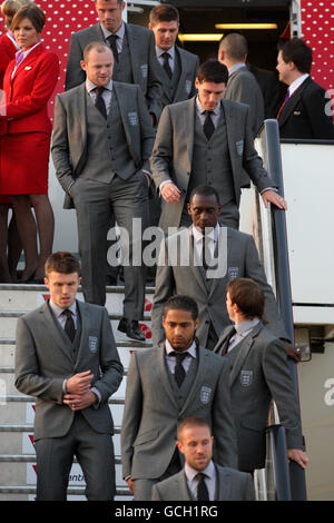 Englands (von oben) Steven Gerrard, Jamie Carragher, Wayne Rooney, Gareth Barry, Emile Heskey, Michael Carrick, Stephen Warnock, Glen Johnson und Matthew Upson stellen sich für ein Foto vor, bevor sie am Londoner Flughafen Heathrow nach Südafrika fliegen. Stockfoto